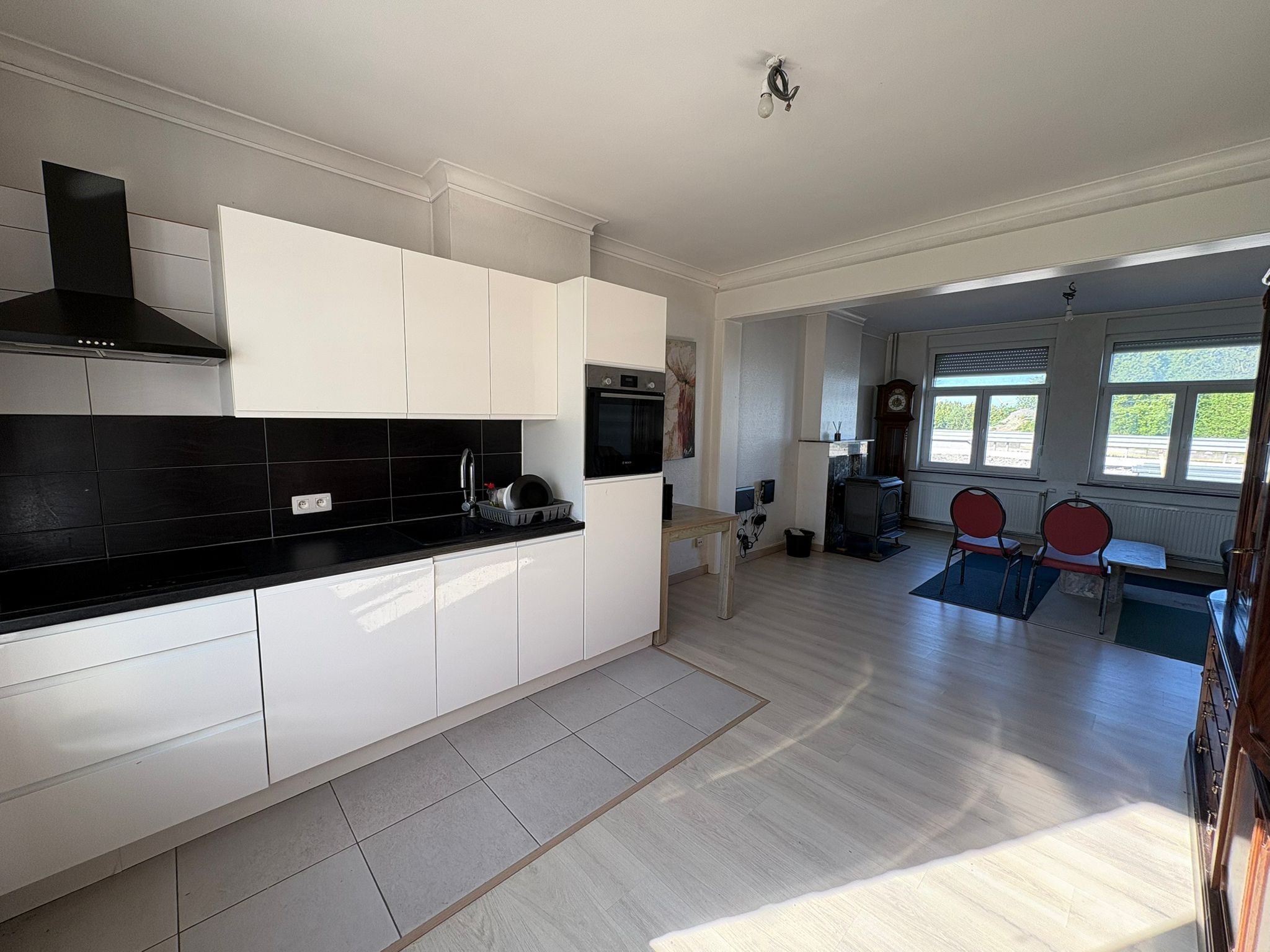 Gerenoveerde gezinswoning te huur te Veurne met 5 slaapkamers! - foto 2