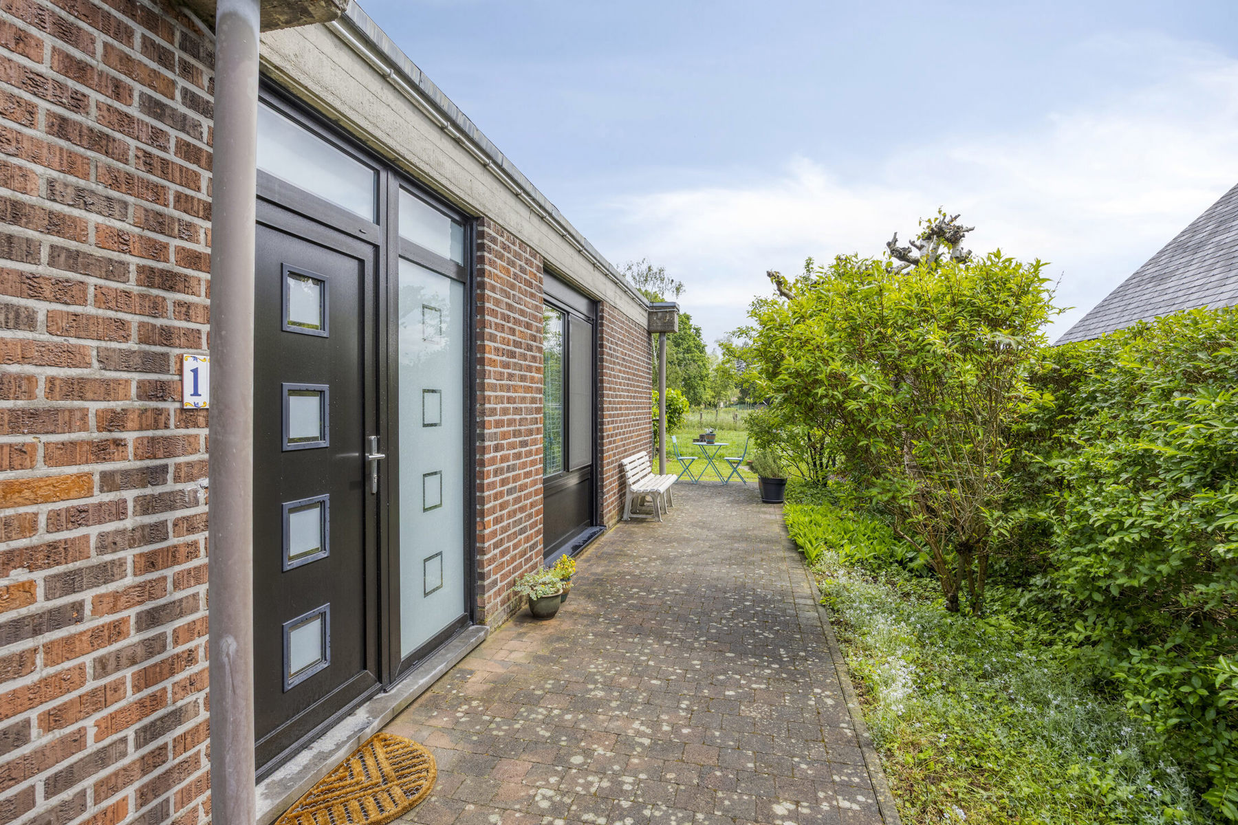Bungalow met 4 slaapkamers, zonnepanelen, tuin en garage - foto 4