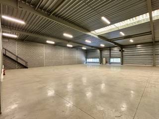 Strategisch gelegen magazijn van 450m² op het industrieterrein 'Stadsheide' in Hasselt, op een steenworp afstand van de Corda Campus...