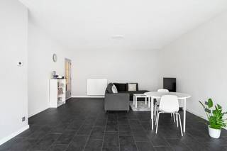 DE PRIJS IS INCLUSIEF DE GARAGEBOX - Dit mooi en licht appartement is gelegen op de 1ste verdieping van een appartementsgebouw in een rustige wijk vlakbij het centrum van Hoevenen. Winkels, scholen en het openbaar vervoer bevinden zich allemaal op wandelafstand. U komt het appartement binnen via de centrale inkomhal, die het slaap- en woongedeelte met elkaar verbindt. Verder beschikt het appartement over een ruime, lichte woonkamer met aangrenzende keuken, een badkamer met douche en wastafel met meubel, 2 volwaardige slaapkamers, een aparte berging en een gastentoilet. Vanuit de master-bedroom heeft u toegang tot een tof west-gericht balkon, waar u kan genieten van de frisse buitenlucht. Achteraan het appartementsgebouw bevindt zich een privatieve garagebox waarin u makkelijk plaats kan bieden aan uw wagen. Gemeenschappelijke kosten: €100/maand, inclusief voorschot waterverbruik. Er is geen lift aanwezig in het gebouw.