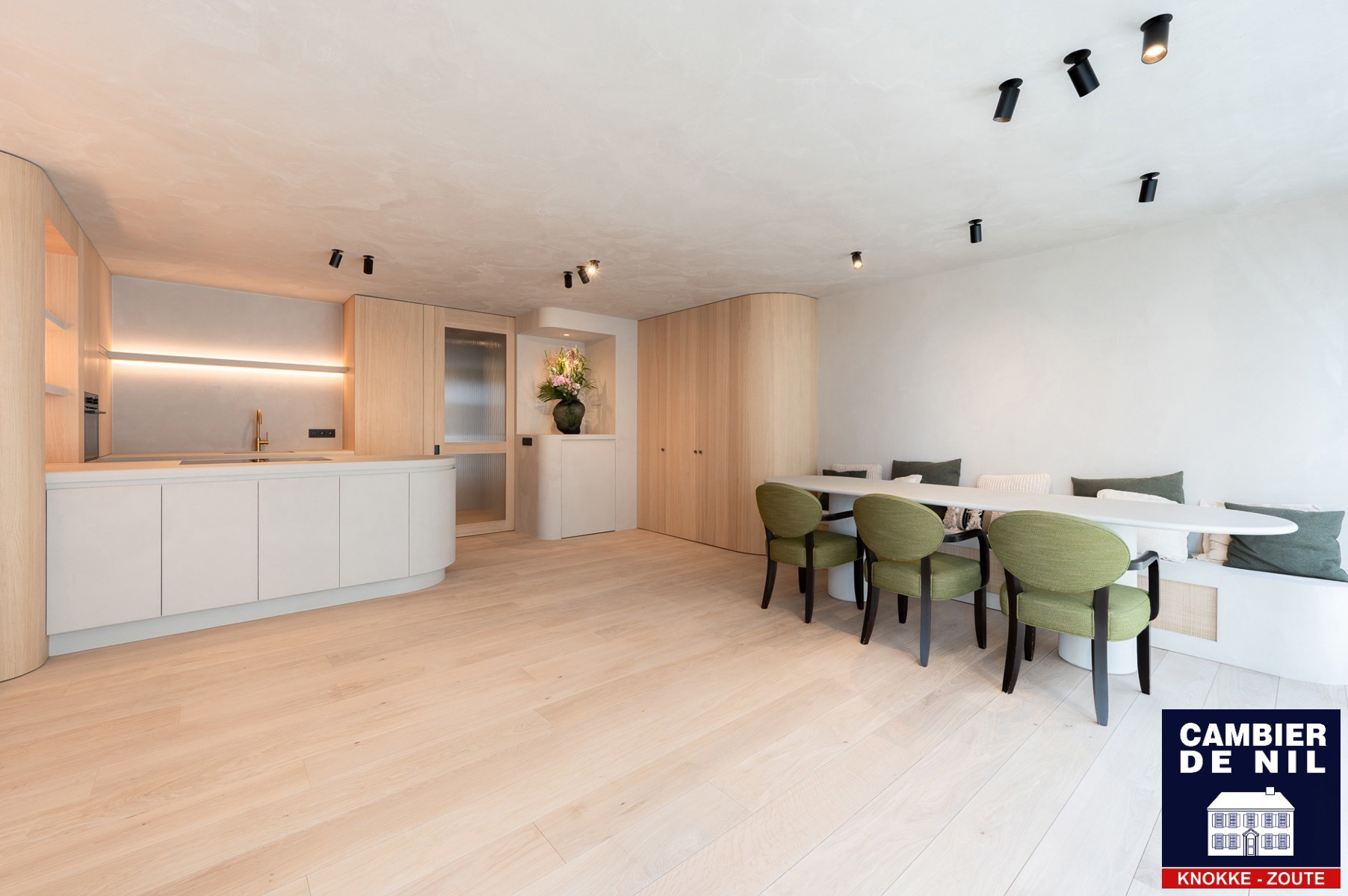 Tijdloos, recent volledig gerenoveerd appartement met zijdelings zeezicht gelegen nabij het Albertplein en Driehoeksplein.  - foto 5