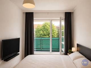<p><span>Informatie appartement</span><span><br />Wonen op een toplocatie tussen de Schelde, Nieuw Zuid en het bruisende Zuid? Dit energiezuinige éénslaapkamerappartement in de Van der Sweepstraat combineert een leuke ligging met veel licht, een ruim terras en lage energiekosten. De leefruimte voelt aangenaam en open aan, met voldoende plaats voor een gezellige zit- en eethoek. De open keuken met kookeiland sluit hier mooi op aan en is uitgerust met een oven en elektrische kookplaat. Vanuit de slaapkamer wandel je rechtstreeks het brede terras op: dé plek voor een koffietje in de ochtend of een apero na het werk. Verder zijn er een badkamer met douche in bad, lavabo en toilet, een praktische berging met aansluiting voor wasmachine en droogkast en een inkomhal met ingemaakte vestiairekasten. Ook een ruime privatieve kelderberging en gemeenschappelijke fietsenstalling zijn inbegrepen. Met EPC-label A en verwarming via het warmtenet van Nieuw Zuid is dit appartement helemaal klaar voor de toekomst. Ideaal als eerste eigen stek, maar ook interessant voor investeerders: het appartement is momenteel verhuurd aan 1.050 EUR per maand en levert dus meteen rendement op. Restaurants, koffiebars, winkels, het Zuidpark en de Scheldekaaien liggen allemaal op wandelafstand. Stadse sfeer, veel comfort en een energiezuinige thuis op één van de leukste plekken van Antwerpen.</span></p><p><span> </span></p><p><span>Indeling</span></p><ul><li><span>Inkomhal met vestiairekasten</span></li><li><span>Lichtrijke leefruimte met zithoek en eetplaats</span></li><li><span>Open keuken met klein kookeiland, voorzien van een oven en elektrische kookplaat</span></li><li><span>Slaapkamer met toegang tot het grote terras</span></li><li><span>Badkamer met douche in bad, lavabo en toilet </span></li><li><span>Berging met aansluiting voor was- en/of droogmachine </span></li><li><span>Ruim terras over de volledige breedte van het appartement </span></li></ul><p><span> </span></p><p><span>Extra's</span></p><ul><li><span>Energiezuinige verwarming via het warmtenet van Nieuw Zuid</span></li><li><span>Gemeenschappelijke fietsenberging </span></li><li><span>Ruime privatieve kelderberging, inbegrepen in de aankoopprijs</span></li></ul><p><span> </span></p><p><span>Algemene informatie</span></p><ul><li><span>Huurovereenkomst van 01/11/2025 tot 31/10/2034. </span><ul><li><span>Huurprijs: 1.050 EUR/maand</span></li><li><span>Wenst u het appartement zelf te bewonen? Dan kan de huurovereenkomst worden beëindigd met een wettelijke opzegtermijn van 6 maanden</span></li></ul></li></ul><p><span> </span></p><ul><li><span>Maandelijkse lasten: 135 euro (verbruik en onderhoud van de gemene delen waaronder de lift, conciërge, blokpolis, syndicus,...)</span></li><li><span>Maandelijkse provisie voor het privatief verbruik van water en verwarming: 105 euro</span></li><li><span>Water en verwarming via gemeenschappelijke verbruikmeters</span></li><li><span>Elektriciteitsverbruik via een privatieve verbruikmeter</span></li></ul><p><span> </span></p><ul><li><span>EPC: label A</span></li><li><span>Asbestinventarisattest: in aanvraag</span></li><li><span>Elektrische keuring: conform</span></li></ul><p><span> </span></p><p><span>Gebouw</span></p><ul><li><span>Kelderverdieping, kantoren op de gelijkvloers en 8 verdiepingen met telkens 4 appartementen</span></li><li><span>Lift aanwezig</span></li><li><span>Parlofoon aanwezig</span></li></ul><p><span> </span></p><p><span>Ligging</span></p><ul><li><span>Topligging aan de Schelde en het bruisende Zuid</span></li><li><span>Restaurants, winkels en cafeetjes op wandelafstand</span></li><li><span>Goede bereikbaarheid</span></li></ul><ul><li><span>MOBISCORE: 9,5/10</span></li></ul><p><span> </span></p><p><span>*De informatie in deze prospect is ter informatieve titel: de kandidaat-kopers moeten hun eigen zaak maken van het verkrijgen, controleren en interpreteren van deze informatie.</span></p><p><span> </span></p><p><span> </span></p><p><span> </span></p>