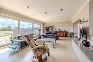 Afgelegen open bebouwing met magnifiek vergezicht. Riante woning met 2 ruime bergingen en bijhorend weiland op ca. 6500 m². Landelijk maar...