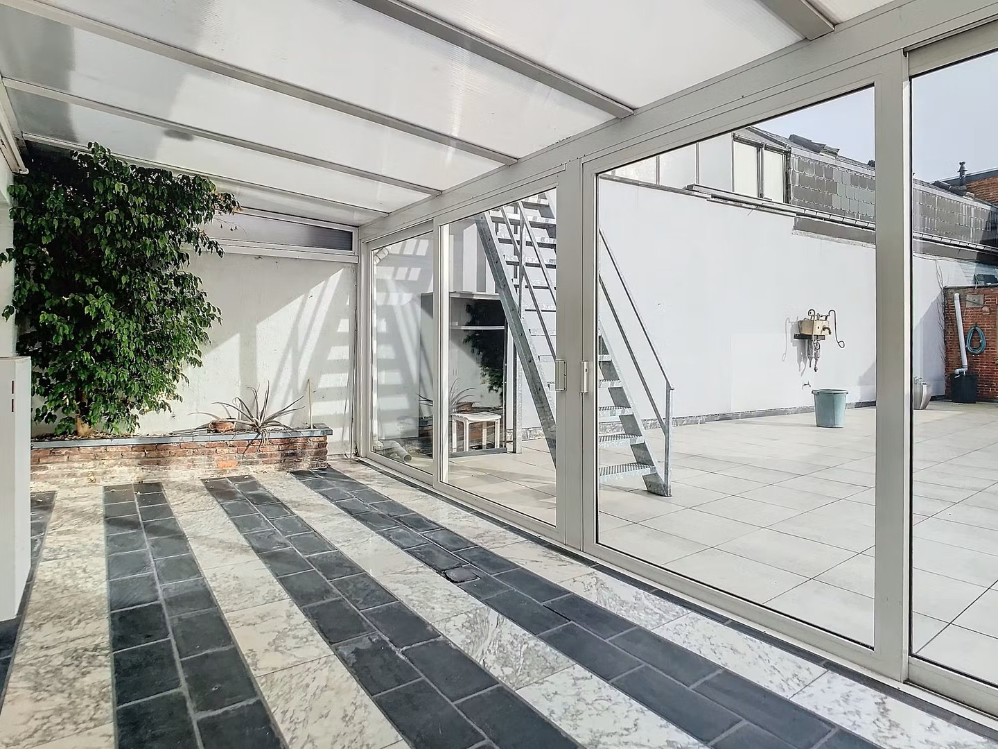 Ruim en centraal gelegen duplex appartement en handelslpand te koop - foto 3