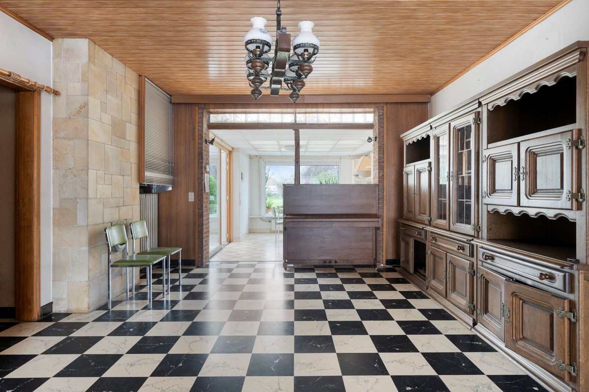 Te renoveren woning met 4 slaapkamers en garage! - foto 4