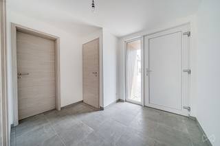 Contact : maxime.vandenabbeele@weinvest.be - 0494 05 23 55. À la recherche d'une maison neuve alliant confort, modernité et performance énergétique ? Dès le hall d'entrée, une habitation lumineuse aux volumes bien pensés vous attend. Le rez-de-chaussée propose un bel espace de vie ouvert réunissant salon, séjour et cuisine, dans une ambiance conviviale. Il dispose aussi d'un WC indépendant, d'un espace polyvalent (bureau, buanderie ou rangement) et d'un garage. À l'étage, trois belles chambres et deux salles d'eau offrent un agencement idéal pour une famille ou toute personne recherchant espace et praticité. Construite selon les standards actuels, cette maison bénéficie d'équipements performants : pompe à chaleur avec chauffage au sol, panneaux photovoltaïques, ventilation double flux et châssis à haut rendement, pour un excellent confort thermique et une maîtrise des  consommations. Déjà construite et prête à l'emploi, elle permet de profiter immédiatement des avantages du neuf, sans les contraintes de travaux. À proximité de Florennes et Philippeville, elle bénéficie d'un cadre calme et verdoyant, idéal pour qui recherche la tranquillité tout en restant proche des commodités. Une maison neuve, moderne et économe, pensée pour le confort et la sérénité au quotidien.<br />PEB A+, électricité conforme. <br />Son prix ? Faire offre à partir de 377.000€.<br />Annonce à titre indicatif et non contractuelle.