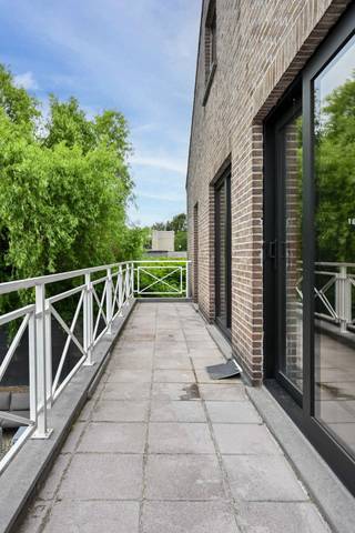 Ontdek de mogelijkheden van deze ruime woning aan de Singellaan 16B in Halen! Met een indrukwekkende oppervlakte van 270m² is dit de...
