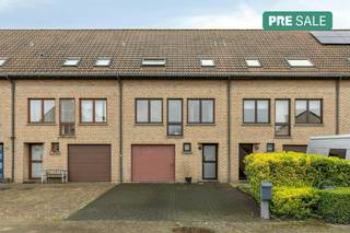 Welcome to this surprising house with a unique architecture, which we offer for sale here in the quiet and highly sought after district of...