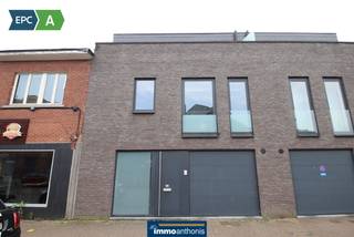 Deze woning is gebouwd in 2017 en het betreft een energiezuinige, kwalitatief afgewerkte & lichtrijke bél-etagewoning met 3 niveau's, 3 terrassen en...