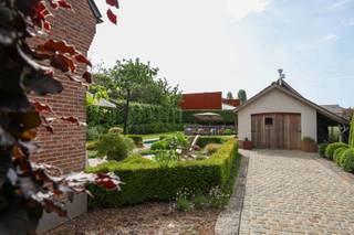 <p>Bent u op zoek naar een uitzonderlijke woning waar stijl, ruimte en comfort perfect samenkomen? Dan zal deze exclusieve villa u onmiddellijk bekoren. Gelegen in een rustige omgeving nabij het centrum van Haaltert, biedt deze prachtige eigendom een hoogstaande afwerking, royale leefruimtes en een schitterende, volledig aangelegde tuin met zwembad en luxueus poolhouse.<br />Bij het binnenkomen wordt u verwelkomd in een statige inkomhal met een bijzonder verzorgde en kwalitatieve afwerking, voorzien van gastentoilet.<br />De ruime leefruimte met een prachtig zicht op de tuin, bestaat uit een elegante eetkamer en een gezellige zithoek, met een speksteenkachel, die zorgt voor aangename winteravonden. De afzonderlijke, volledig uitgeruste keuken beschikt over een aansluitende wasruimte met tal van praktische inbouwkasten. Daarnaast is een ruime inpandige garage, droge kelder, afzonderlijke garage en een rijkelijk afgewerkte buitenberging naast de woning.<br />Op de 1ste verdieping bevinden zich 3 ruime slaapkamers (1 voorzien van gezellige zithoek), een luxueuze badkamer (inloopdouche, ligbad, dubbele lavabo en toilet met designafwerking) en een ruime dressing. 1 slaapkamer beschikt daarnaast over een sauna voor de ultieme ontspanning.<br />Via een stijlvolle vaste trap bereikt u de volledig ingerichte tweede verdieping. Deze veelzijdige ruimte omvat een bureau, slaapkamer, comfortabele zithoek en een eigen badkamer met inloopdouche, lavabo en toilet. Deze verdieping vormt de ideale afzonderlijke leefruimte voor gasten, een inwonend familielid of een zelfstandige activiteit.</p>
<p>De prachtig aangelegde en volledig afgesloten tuin is een waar paradijs voor liefhebbers van rust en buitenleven. U geniet er van een verwarmd zwembad, exclusief poolhouse met barbecuehoek, lounge- en zithoek, een douche en toilet.<br />Diverse zonnige en schaduwrijke terrassen zijn aanwezig.<br />De 2de garage is bereikbaar via een zijpoort en een charmante landelijke kassei-oprit, wat bijdraagt aan het exclusieve karakter van deze eigendom.</p>
<ul></ul>
<p><strong>Extra troeven<br /></strong>✔ Volledig afgewerkt met hoogwaardige materialen<br />✔ Airco aanwezig in alle kamers<br />✔ Ramen voorzien van stijlvolle raamdecoratie en verduistering<br />✔ Talrijke ingebouwde opbergmogelijkheden<br />✔ Rustige, residentiële ligging<br />✔ Op korte afstand van het centrum van Haaltert, winkels, scholen en belangrijke invalswegen<br /><br /><span>Deze uitzonderlijke villa combineert luxe, privacy en wooncomfort op een toplocatie. Een instapklare parel waar elke ruimte met oog voor detail werd afgewerkt en waar u elke dag kunt genieten van een vakantiegevoel in eigen tuin.<br /></span><strong>Interesse? Neem vandaag nog contact op voor een bezoek en ontdek zelf de charme en exclusiviteit van deze unieke eigendom.</strong></p>
<p><span></span></p>