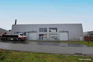 Dit in 2019 gebouwde bedrijfsgebouw heeft een oppervlakte van 775m² en een vrije hoogte van +- 6m. Gelegen in industrieklasse II.Gepolierde...