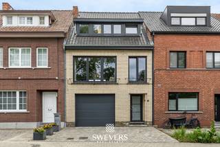 Voor meer info en foto’s, surf naar www.swevers.be – Instapklare rijwoning met veel lichtinval, ruime kamers en een rustige maar centrale ligging in Hasselt. Deze verzorgde woning werd gebouwd in 1959 en onderging tot 2020 meerdere renovaties, waardoor ze vandaag volledig instapklaar is. Met een bewoonbare oppervlakte van 156 m² biedt deze woning een comfortabele en praktische indeling over meerdere verdiepingen. Bovendien werden in 2018 het dak, de ramen en deuren vernieuwd en geniet de woning van een gunstig EPC-label C. Op het gelijkvloers bevinden zich een ruime inkomhal, een inpandige garage van 21 m², een technische ruimte/berging en een eerste badkamer. Vanuit deze verdieping heeft u rechtstreeks toegang tot het terras en de westgerichte tuin. Op de eerste verdieping geniet u van een lichtrijke leefruimte van circa 34 m² en een vernieuwde, praktische keuken. Daarnaast is er een apart gastentoilet aanwezig. De tweede verdieping telt twee ruime slaapkamers van ongeveer 15 m² en 11 m² en een tweede badkamer. Ook is er een zolder van 13 m², ideaal als extra bergruimte. Buiten geniet u van een perceel van 2a 59ca met een gezellige westgerichte tuin waar u volop kan genieten van de namiddag- en avondzon. De woning ligt bovendien bijzonder gunstig, vlak bij winkels, scholen, openbaar vervoer en het Kapermolenpark. Ook de grote ring en autosnelweg zijn vlot bereikbaar. Voor meer informatie, bel 011 255 155. Bron bewoonbare oppervlakte: EPC – verslag.