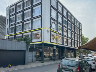 Dit verzorgd appartement op de eerste verdieping (lift aanwezig) beschikt over een inkomhal met gastentoilet en vestiaire, een lichtrijke...