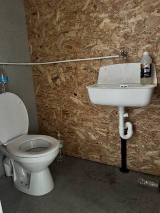 Deze loods is gelegen in de Barnestraat te Koekelare en bestaat uit: de werkruimte / opslagruimte - apart toilet - 2 parkeerplaatsen. <br /><br />Zowel geschikt voor opslag als voor werkplaats.<br /><br />Afmetingen Unit 1:<br />Poortbreedte 4,50 m<br />Poorthoogte 5 m<br /><br />Loods diepte 14,25 m<br /><br />AFWERKING:<br />- Automatische poort<br />- Nutsvoorzieningen<br /><br />Huurprijs 795 €/mnd + BTW.<br /><br />Vrij vanaf november 2026.