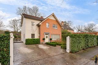 <strong>Warme karaktervolle gezinswoning met een uniek zicht op natuurgebied te Brasschaat. <br /></strong><span><strong><br />De gelijkvloerse verdieping:</strong></span><br />- Inkomhal op arduintegel, gastentoilet met handenwasser.<br />- Woonkamer (ca. 61,00m²) op eiken parket, met zithoek voorzien van een houthaard. <br />- Eetgedeelte met ingemaakte lounge. Door de raampartijen, prachtig zicht op de tuin en achterliggende bossen.<br />- Aansluitend op het eetgedeelte bevindt zich een open keuken (ca. 20,00m²) op teracotta vloer. <br />Massief houtenaanrechtblad met dubbele gootsteen én Borreti gasfornuis met 6 pitten en 2 aparte ovens, vaatwasser (Mielle), koelkast (Bosch). Zij-ingang via de keuken.<br />- Functionele bijkeuken, volledig voorzien van ingebouwde kasten, aansluiting wasmachine en droger, extra ruimte voor een koelkast/ vriezer. <br />- Bureauruimte (heden in gebruik als slaapkamer) op arduintegel en opmaat gemaakte bureau. Deze is toegankelijk via de inkomhal en keuken. <br /><br /><span><strong>Eerste verdieping:</strong></span><br />- Open nachthal op sisal tapijt waar op uitkomen 3 kinderkamers (ca. 14,00m² - 17,00m² - 7,00m²) voorzien van parketvloer. En douchekamer met douche, toilet en enkel lavabomeubel. <br />- Apart mastergedeelte (ca. 33,00 m²) vooraan de badkamer met 2 staande lavabo's, vrijstaand ligbad, inloopdouche en toilet, afgewerkt met natuursteen.<br />- Aansluitend een aparte dressingruimte met ingebouwde kasten. <br />- Aan de achterzijde de hoofdslaapkamer met mede zicht op de tuin. <br /><br /><span><strong>Tuin:</strong></span><br />- Volledig aangelegde en omheinde tuin met diverse aanplantingen.<br />- Aangelegd terras, ideaal georiënteerd om te genieten van de avondzon.<br />- Idyllische ligging met zicht op natuurgebied.<br /><br /><span><strong>Algemeen:</strong></span><br />- Verwarming op gas (Vaillant - 2022), gelijkvloers via vloerverwarming, verdieping via radiatoren.<br />- Alarmsysteem d.m.v. ruimtedetectie en vliegenramen.<br />- Kruipruimte aanwezig en bergzolder bereikbaar d.m.v. vlizotrap .<br />- Oprit te bereiken via automatische toegangspoort met voldoende parkeermogelijkheden.<br />- Volledig instapklare woning, tot in de puntjes onderhouden.<br />- De woning werd volledig gestript en opnieuw opgebouwd in 2003. <br />- Platte dak van de aanbouw werd in 2025 volledig vernieuwd volgens de huidige norm.<br />- Spouwmuur werd geïsoleerd recentelijk (2025) opgespoten met EPS Pearls.<br />- Conforme elektrakeuring wordt voorzien bij akte. <br />- Centrale ligging t.o.v. openbaar vervoer, winkels, scholen ...<br />- Vrijstaande woning op de grens met Kapellen.