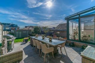 TOPLIGGING<br />Een volledig instapklare en energiezuinige (EPC-label: B) woning met oa. 3 slaapkamers, 2 mooi aangelegde terrassen + tuin, garage en 100% conforme elektrische installatie (tot 2051). <br />Ideaal gelegen in een rustige-doodlopende straat, nabij invalswegen, openbaar vervoer (bus en trein) en aangelegde speeltuinen!!<br /> <br />Op het gelijkvloers: inkomhal, living/leefruimte + eetkamer (samen 37,80m²), veranda (12.00m²), lichtrijke geïnstalleerde keuken (16.15m² - inductie kookplaat, dampkap, oven, vaatwasser, frigo, microgolf), berging (5.60m²), badkamer (inloopdouche en lavabo), toilet; <br />Op de eerste verdieping: nachthal, slaapkamer 1 (17.70m²), slaapkamer 2 (17,80m²), slaapkamer 3 (11,60m²), bureau (4,50m²), wc;<br />Verder: bergzolder (40, 00m²), 2 knappe en ruime aangelegde terrassen (31,00m² + 33,70m²), tuin, tuinhuisje, oprit en ondergrondse garage ( 6,50mx 3,93m).<br /><br />Buitenschrijnwerk Hout + Alu dubbel glas met rolluiken - Centrale verwarming op aardgas<br />EPC: 183 kWh/m² (label: B) - UC: 0003811621<br /> Perceeloppervlakte: 4a 65ca <br />Nutsvoorzieningen: water, gas, elektriciteit, alarminstallatie, regenwaterput (5000L), 22 zonnepanelen, waterverzachter, 5x airco’s<br />Vrij bij akte.<br />Stedenbouwkundige inlichtingen in aanvraag.