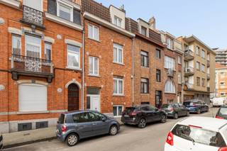 <p><span>Op een ideale locatie vlak bij het Elisabethpark in Koekelberg bieden wij u deze prachtige woning van 237 m² met tuin aan. De woning is als volgt ingedeeld: op de tussenverdieping bevinden zich bergingsruimtes en een wasruimte. Op het gelijkvloers: een woonkamer, eetkamer, keuken en toegang tot de tuin op het zuidwesten. Op de 1e verdieping: twee grote slaapkamers (+-16 m²) en een bureau. Op de 2e verdieping: twee grote slaapkamers (+-16 m²) en een badkamer met douche en bad. Twee aparte toiletten. Inrichtbare zolder. EPC E-. Deze woning zal u bekoren door haar ligging, buitenruimte en potentieel! Een echte aanrader.</span></p>