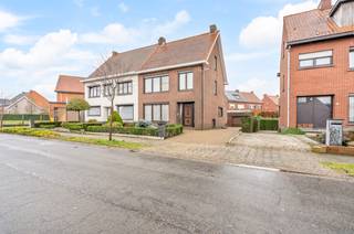 <p><strong>Charmante HOB-gezinswoning op een perceel van 2 are 84 ca te Drijvelden 3, 2200 Herentals</strong></p>
<p>Deze goed onderhouden woning is rustig gelegen in een aangename woonwijk en biedt een comfortabele woonomgeving op korte afstand van het centrum van Herentals.</p>
<p>Op het gelijkvloers beschikt de woning over een inkomhal, een lichtrijke leefruimte met zit- en eetplaats en een aansluitende, vernieuwde keuken. Verder bevinden zich hier een leuke veranda en de trap naar de volledig onderkelderde kelder.</p>
<p>De eerste verdieping omvat drie volwaardige slaapkamers en een badkamer. Via een valtrap bereikt u de zolderverdieping, die perfect kan dienen als extra opslagruimte of mogelijkheden biedt tot het creëren van bijkomende slaapkamers. Daarnaast is er een grote garage met sectionale poort voor stockage en het plaatsen van uw wagen.</p>
<p>Buiten geniet u van een aangename buitenruimte waar rust en privacy centraal staan. Het perceel biedt voldoende ruimte voor ontspanning of spelende kinderen.</p>
<p>Gunstig gelegen nabij scholen, winkels en openbaar vervoer, met een vlotte verbinding naar het centrum van Herentals en de E313.</p>
<p>EPC: 334 kWh/m²<br />UC: 20260203-0003790637-RES-1</p>