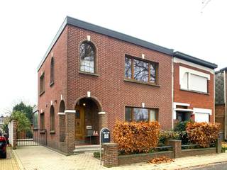 Deze charmante, instapklare halfopen bebouwing ligt als een verborgen parel langs de vaart in Schoten, op wandelafstand van het centrum. Hier...