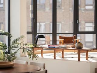 <strong>Omgeving Gent-Sint-Pieters. Uniek townhouse-appartement met terras en een perfecte symbiose tussen authenticiteit en hedendaags comfort.</strong><br /><br />Op een zeer gegeerde locatie, op slechts enkele minuten wandelen van het station Gent-Sint-Pieters en het Citadelpark, vinden we achter een karaktervolle interbellumgevel een bijzonder unieke eigendom.<br /><br />Een privatieve en indrukwekkende inkomhal geeft toegang tot een energiezuinige townhouse met een bruto vloeroppervlakte van maar liefst 260 m². De woning beschikt over een ruime leefruimte, voorzien van een luxueuze keuken, en geniet van veel lichtinval dankzij de hoge ramen en het doorzon-effect.<br /><br />Deze entiteit (EPC A-label) omvat vier slaapkamers, drie badkamers, heel wat bergruimte en een ruim terras. Dankzij de doordachte indeling bestaat de mogelijkheid om wonen en werken te combineren. Ideaal voor een vrij beroep! Ook hospitawonen behoort tot de mogelijkheden waarbij één of meerdere kamers verhuurd worden aan een medebewoner, zonder in te boeten op uw privacy. <br /><br />Kortom, bent u op zoek naar een ruim pand met buitenruimte en oog voor esthetiek?<br /><br />Dan is dit een unieke opportuniteit om te wonen in een pand met tijdloze architectuur, hedendaags comfort en polyvalente mogelijkheden, gelegen op een gegeerde locatie op een boogscheut van het stadscentrum.<br /><br /><em>Dit appartement wordt verkocht onder registratierechten (12%) op de grondwaarde en btw (21%) op de construtiewaarde. <br /><br />*Optioneel kan er een ondergrondse parkeerplaats (€50.000) aangekocht worden. </em>