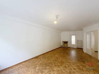 <p><strong>WOLUWE-SAINT-LAMBERT: Vlak bij het Georges Henri-park en het openbaar vervoer, mooi gerenoveerd appartement met 2 slaapkamers van ±88 m², gelegen op de 1e verdieping met lift. De indeling is als volgt: inkomhal, slaapkamer van ±9 m², woonkamer van ±26 m², ingerichte keuken (oven, inductiekookplaten, afzuigkap, koelkast, diepvriezer en vaatwasser), wasruimte, slaapkamer van ±14 m², badkamer, toilet. Optionele garagebox voor 125€/maand extra beschikbaar vanaf 01/09/2026. Kosten: Vooruitbetaling van 100 €/maand, inclusief gemeenschappelijke kosten, verwarming en onderhoud van de verwarmingsketel. EPC E-. Direct beschikbaar.</strong></p>
<p><strong><span>Op de 1e verdieping links, bereikbaar met de lift</span> :</strong></p>
<p>- Entreehal<br />- Slaapkamer ±9 m²<br />- Woonkamer ±26 m²<br />- Ingerichte keuken (oven, inductiekookplaten, afzuigkap, koelkast, vriezer en vaatwasser)<br />- Wasruimte<br />- Slaapkamer ±14 m²<br />- Badkamer<br />- Toilet</p>