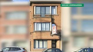 Deze centraal gelegen en energiezuinige herenwoning met art-deco elementen wordt te koop aangeboden in de Guido Gezellelaan te Sint-Niklaas. Zoekt U een huis met veel leefruimte en 4 grote slaapkamers (20 m2)? Kijk dan snel op Dewaele.com en reserveer uw bezoek.Dit huis is centraal gelegen op minder dan 1 km van het station en het marktplein en snel bereikbaar vanaf de E17 en N16. Scholen, winkels en openbaar vervoer zijn vlakbij.Gelijkvloers: Via de inkomhal betreden we de erg grote leefruimte. Het is mogelijk deze op te splitsen in een woon- en werkgedeelte. De eetkamer en open keuken hebben uitzicht op de tuin en het ruime terras waar het rustig vertoeven is. Er is een wasplaats bij de keuken.De inkomhal geeft toegang tot een gastentoilet en de droge kelder.1ste verdieping:Op deze verdieping vinden we 2 grote slaapkamers en een badkamer met ligbad en WC.2de verdieping:Hier zijn er 2 grote slaapkamers en recente badkamer met douche en WC.Technisch:De daken werden vernieuwd en geïsoleerd. Er is akoestisch dubbel glas (65 dB) en CV met nieuwe condensatieketel. De achterbouw werd vernieuwd in 1999. De ramen werden vernieuwd in 1996 (straatzijde) en 2012 (tuinzijde).Extra's:Camerabeveiliging en zonnepanelen (4.000 kWh).Dit alles leidt tot een mooie energiescore van 153 kWh/m2 (label B).Deze gerenoveerde herenwoning in de Guido Gezellelaan is ideaal gelegen (mobiscore 9.2) biedt veel levensruimte en is energiezuinig dankzij de goede EPC-score.