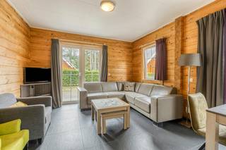 Bent u op zoek naar een zorgeloze vastgoedinvestering op een groene en toeristische toplocatie in Limburg? Dan is deze vrijstaande vakantiewoning, gelegen aan de Gijzenveldstraat 75, vakantiewoning 712 in Zutendaal, zeker een interessante opportuniteit.<br /><br />Deze kindvriendelijke vakantiewoning is geschikt voor 6 personen en werd gebouwd in 2012 op een perceel van 3a98ca. De woning beschikt over 3 slaapkamers, 2 badkamers en een EPC-label C, waardoor ze een comfortabele uitvalsbasis vormt voor gezinnen of vakantiegangers die ruimte, rust en privacy zoeken tijdens hun verblijf.<br /><br />Een grote troef is het gegarandeerde huurrendement. U geniet van een gegarandeerde huurinkomst van €12.138 per jaar tot eind 2034, wat overeenkomt met een rendement van 4,37%. Dankzij het professionele verhuur- en beheerconcept via Landal hoeft u zich bovendien geen zorgen te maken over de praktische organisatie, verhuur of opvolging van de vakantiewoning. Daarnaast maakt de woning deel uit van het onderhoudsfonds van het park, wat het zorgeloze karakter van deze investering verder versterkt.<br /><br />Daarnaast geniet u als eigenaar zelf van 3 weken eigen gebruik per jaar buiten het hoogseizoen. Zo combineert u een aantrekkelijke investering met de mogelijkheid om zelf te ontspannen op een prachtige locatie.<br /><br />De vakantiewoning is gelegen in een groen vakantiepark, naast het prachtige Nationaal Park Hoge Kempen in Zutendaal. De omgeving is een ideale uitvalsbasis voor wandelaars, fietsers en natuurliefhebbers die willen genieten van rust, natuur en ontspanning in het hart van Limburg.<br /><br />Kortom, een vrijstaande en kindvriendelijke vakantiewoning voor 6 personen met 3 slaapkamers, 2 badkamers, een gegarandeerd rendement en professioneel beheer via Landal. Een interessante investering voor wie op zoek is naar zorgeloos vastgoed met eigen gebruiksmogelijkheid.<br /><br />Bestuursmaatregelen in het maatregelenregister: nee