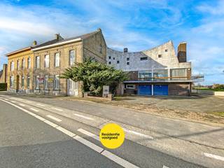 Deze woning vol charme en karakter is gelegen in Alveringem. Het perceel bestaat uit twee woningen die met elkaar verbonden zijn. De linkerwoning is een te renoveren herenhuis, voorzien van heel wat authentieke elementen. Op het gelijkvloers bevindt zich een imposante traphal, ruime leefruimte, eetplaats, keuken, bergruimte en een koetsen entree. Op het verdiep zijn 3 slaapkamers en een badkamer aanwezig. De zolderruimte is bereikbaar via de vaste trap. De rechterwoning is later aangebouwd, deze is op het gelijkvloers voorzien van een bergruimte en een dubbele garage. Een open leefruimte met vide is aanwezig op het verdiep. Er is mogelijkheid tot gesplitste aankoop. Benieuwd naar meer, aarzel niet om ons te contacteren.