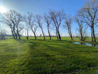 In een rustige, doodlopende straat nabij het centrum van Zarren realiseert Hectaar deze moderne alleenstaande woning op een unieke, groene locatie. Hier geniet je van een landelijke en kindvriendelijke omgeving met open uitzichten, terwijl het centrum, winkels en scholen vlot bereikbaar blijven.<br />De indeling voorziet onder meer een ruime leefruimte, een praktische keuken, drie volwaardige slaapkamers en een inpandige garage met extra bergruimte. Daarnaast wordt de woning uitgerust met energiezuinige technieken zoals een lucht-water warmtepomp en vloerverwarming, wat zorgt voor een duurzaam en comfortabel binnenklimaat.<br />Een grote troef is dat je de afwerking volledig naar eigen smaak kan bepalen via onze partnerleveranciers. Zo creëer je een woning die perfect aansluit bij jouw stijl en woonwensen.<br /><br />Troeven van deze woning:
<ul>
	<li>Alleenstaande woning op een rustige locatie;</li>
	<li>Zuidwest georiënteerde tuin;</li>
	<li>Gelegen in een doodlopende straat met open groen zicht;</li>
	<li>Energiezuinig wonen met lucht-water warmtepomp;</li>
	<li>Inpandige garage en praktische bergruimtes;</li>
	<li>3 ruime slaapkamers en lichtrijke leefruimte;</li>
	<li>Afwerking volledig naar eigen keuze.</li>
</ul>
Overtuigd van deze unieke woonkans? Neem gerust contact met ons op voor meer informatie. Jouw nieuwe thuis in Zarren wacht op jou.