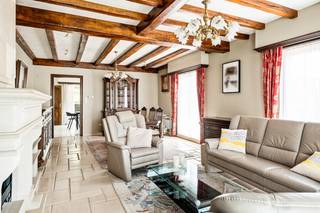 Op een fantastische locatie in Hallaar bevindt zich deze zeer goed onderhouden laagbouwwoning met 2 slaapkamers en aparte garage. U geniet hier van de zeer rustige omgeving, toch met een goede bereikbaarheid en vlakbij het centrum van Heist-op-den-Berg met winkels, eet-en drankgelegenheden, scholen en het openbaar vervoer op wandel- en fietsafstand.<br /><br />We betreden de woning via de inkomhal met apart gastentoilet. De leefruimte met open haard geniet van erg veel lichtinval door de vele raampartijen. U kunt deze inrichten met een gezellige zithoek en een aparte eetplaats. Aangrenzend aan de woonkamer bevindt zich de ruime keuken, voorzien van de voornaamste toestellen. Vanuit de keuken heeft u toegang tot de veranda en het terras, waar u in alle rust en privacy kan genieten van de prima onderhouden tuin en het mooie weer. <br />Via de nachthal bereikt u de 2 slaapkamers en de badkamer, uitgerust met ligbad, douche, toilet en lavabo. Verder beschikt de woning nog over een praktische berging, een praktische wasruimte en een zeer ruime stockagezolder, die u nog diverse mogelijkheden biedt om op te delen en in te richten mits het plaatsen van een vaste trap. De volledige woning is bovendien voorzien van een kruipruimte. Achter de woning beschikt u tot slot nog over een aparte garage die u extra comfort en opbergruimte biedt voor al uw tuinspullen.<br /><br />U bent verplicht om deze woning binnen de 6 jaar na aankoop energetisch te renoveren tot minimum EPC-label D. De woning is asbestveilig. <br /><br />Dit is een uitstekende opportuniteit als u op zoek bent naar een netjes onderhouden gelijkvloerse woning met heel wat potentieel op een uitstekende locatie in Heist-op-den-Berg. Contacteer ons op 0497 14 67 97 voor meer informatie of neem een kijkje op www.boonstravastgoed.be. <br /><br />Bijzonderheden:<br />- Laagbouw<br />- Aparte garage<br />- Uitstekende ligging