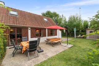<h2><span>Vakantiewoning Park Zeewind 2, Bredene</span></h2><p><span>Op zoek naar een </span><span>instapklare vakantiewoning aan de Belgische kust</span><span>? Deze verzorgde woning is gelegen in het geliefde </span><span>Park Zeewind 2</span><span> en geniet van een rustige ligging op korte afstand van </span><span>strand, zee en duinen</span><span>.</span></p><p><span>Het vakantiedomein biedt tal van faciliteiten voor jong en oud, waaronder een </span><span>verwarmd openluchtzwembad</span><span>, sport- en recreatiemogelijkheden en ruime groenzones.</span></p><p><span>De woning beschikt over een </span><span>ruime, zonnige en onderhoudsvriendelijke privétuin met tuinhuis en terras</span><span>, waar je in alle rust en privacy kunt genieten. Een </span><span>private parkeerplaats</span><span> bevindt zich vlak bij de woning.</span></p><p><span>Binnenin is de woning smaakvol en gezellig ingericht en verkeert ze in </span><span>uitstekende staat van onderhoud</span><span>. De ruime leefruimte met eetplaats sluit aan op de </span><span>volledig uitgeruste open keuken</span><span>, voorzien van alle nodige comfort.</span></p><h3><span>Indeling</span></h3><p><span>Gelijkvloers</span></p><ul><li><span>Ruime en gezellige leefruimte met eetplaats</span></li><li><span>Volledig ingerichte open keuken</span></li><li><span>1 volwaardige slaapkamer</span></li><li><span>Vernieuwde badkamer met inloopdouche, lavabo en toilet</span></li><li><span>Afzonderlijk toilet</span></li></ul><p><span>Verdieping</span></p><ul><li><span>2 volwaardige slaapkamers</span></li><li><span>Praktische opbergkasten</span></li></ul><h3><span>Troeven</span></h3><ul><li><span>3 slaapkamers</span><span>, waarvan 1 op het gelijkvloers</span></li><li><span>Ruime en zonnige </span><span>privétuin met terras en tuinhuis</span></li><li><span>Private parkeerplaats</span></li><li><span>Verwarmd openluchtzwembad op het domein</span></li><li><span>Rustige en groene omgeving</span></li><li><span>Op korte afstand van </span><span>zee, strand en duinen</span></li><li><span>Instapklaar en uitstekend onderhouden</span></li><li><span>Geschikt voor </span><span>eigen gebruik én als investering</span></li></ul><p><span>Dankzij de combinatie van </span><span>rust, comfort, buitenruimte en de uitstekende ligging nabij de kust</span><span> is dit een ideale vakantiewoning voor wie zorgeloos wil genieten aan zee of op zoek is naar een interessante investering.</span></p><p><span>Een instapklare vakantiewoning met drie slaapkamers, zonnige tuin en alle comfort op een geliefd vakantiedomein aan de Belgische kust.</span></p><p><span>Dit pand kan onderhevig zijn aan de renovatieverplichting die door de Vlaamse overheid wordt opgelegd voor residentiële gebouwen. Raadpleeg voor meer informatie de website van het Vlaams Energie- en Klimaatagentschap.</span></p>