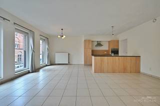 Modern tweeslaapkamer appartement met terras gelegen in Residentie Kloosterhof. Interessante ligging in het centrum van Ronse vlakbij de Grote Markt, station, openbaar vervoer, ...<br />Het appartement bestaat uit een ruime inkomhall, leefruimte met veel lichtinval, open geïnstalleerde keuken, met aansluitende berging. Leuk terras.<br />2 slaapkamers met aansluitend terras, badkamer met inloopdouche en wastafel, toilet en berging/wasplaats.<br />Ondergrondse autostaanplaats en praktische bergruimte voor fiets, ...<br />Vrij vanaf heden.<br />Gemeenschappelijke kosten: 60 euro/maand<br /><br />Interesse? Contacteer Immo Roman, gsm 0472 35 92 86.<br />