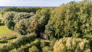 <p><strong>Ben je op zoek naar een volledig te renoveren open bebouwing met een uitzonderlijk rustige ligging in Roosdaal? Gevonden! </strong></p>

<p><span>Helemaal op het einde van een doodlopende straat, omringd door natuur en verschillende wandelpaden, bevindt zich deze eigendom voor wie rust en privacy centraal staan. Met de eerste buren op ongeveer 100 meter afstand en Brussel op amper 20 km geniet je hier van een bijzonder afgelegen ligging, met de hoofdstad toch binnen bereik. De woning vraagt een totaalrenovatie en richt zich tot wie een grondig renovatieproject zoekt op een bijzondere plek. De woning is zonevreemd gelegen. Aansluitingen op aardgas, de openbare riolering en het stadswater ontbreken. Op het perceel bevindt zich bovendien een natuurlijke bron.</span></p>

<p>Op het gelijkvloers vind je een inkomhal, een leefruimte met aansluitende keuken en een extra kamer die kan dienen als bureau, slaapkamer of hobbyruimte. De eerste verdieping heeft drie slaapkamers en <span>een vaste trap naar de </span>zolder. Daarnaast is de woning volledig en geeft deze rechtstreeks uit op de grote tuin, waar je volop kunt genieten van de groene omgeving.</p>

<p><strong>Zie jij de mogelijkheden om hier jouw eigen woonproject te realiseren? Contacteer ons voor meer informatie of een bezoek!</strong></p>