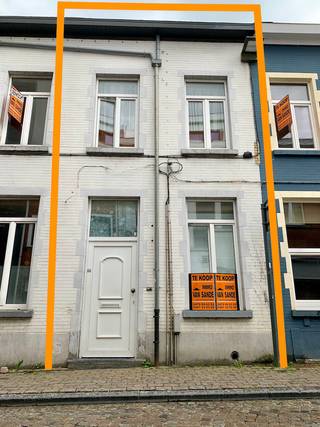 In het volle centrum (Vredeplein) vlakbij Station, scholen en winkelstraten dit knus huisje.<br />Een woonruimte met open ingerichte keuken.<br />Een badkamer met douchecabine.<br />In het eerste verdiep twee ruime slaapkamers en een derde in het zolder verdiep.<br /><br />✅ Dak vernieuwd + geïsoleerd.<br />✅ Dubbele beglazing.<br />✅ Centrale verwarming op aardgas.<br />✅ Geen abest aanwezig<br />✅ EPC label C<br />✅ Instapklaar<br /><br />Ideale starterswoning en/of investeringspand