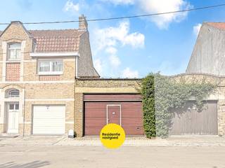 Prachtig herehuis met woonst en handelsruimte te Nieuwpoort-Stad op een zeer commerciële ligging in de Marktstraat op 400 m². <br />Op het gelijkvloers vinden we een mooie winkelruimte van > 100 m², met wasplaats en kelder.<br />Het woongedeelte in totaal > 212 m² omvat op het 1e verdiep een leefruimte met houtkachel, ingerichte leefkeuken met aanpalend terras (22 m²)en een badkamer. <br />Op het 2e verdiep bevinden zich 3 slaapkamers en toegang naar zolder via vaste trap waar we de 4e slaapkamer vinden.<br />Uitgevend in de Schipstraat vinden we nog de ruime garage met opslagruimte. (Kan eventueel afgesplitst worden).<br /><br />Neem voorsprong met een vrijblijvende en gratis schatting van uw eigendom via:<br />http://www.residentievastgoed.be/gratisonlineschatten<br /><br />EPC: 281 kwh/ m² (Label: C) UC: 2570053<br />(Ref. NI22073)