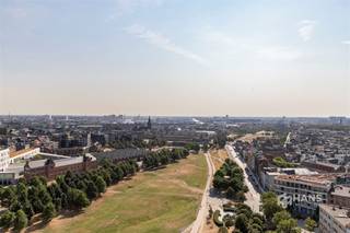 <p><span>In Residentie Lichttoren woon je op een toplocatie aan de voet van Park Spoor Noord, de groene long van de stad, op wandelafstand van het Eilandje. Je geniet hier van een rustige woonomgeving met alle troeven van Antwerpen binnen handbereik. Winkels, horeca en openbaar vervoer bevinden zich vlakbij, terwijl je met de wagen in enkele minuten de Ring en de belangrijkste invalswegen bereikt.</span></p><p><span>Dit verzorgde appartement bevindt zich op de vijftiende verdieping en trakteert je elke dag op een indrukwekkend panoramisch uitzicht over Park Spoor Noord. Het gebouw werd opgetrokken in 2011 en het appartement verkeert in uitstekende staat, waardoor je hier meteen je intrek kan nemen. Bovendien geniet je van een gunstige EPC-score.</span></p><p><span>Via de inkomhal bereik je de aparte wc, de badkamer (5 m²) met ligbad/douche en dubbele lavabo, en een praktische berging/wasplaats. Aan het uiteinde van de hal bevindt zich een eerste slaapkamer van 11 m². De lichtrijke leefruimte, gelegen op de hoek van het gebouw, profiteert dankzij de grote raampartijen van een overvloed aan natuurlijk licht en een adembenemend uitzicht. De open keuken is volledig uitgerust met een kookplaat, dampkap, spoelbak, ingebouwde oven, vaatwasser en koelkast. Zowel vanuit de woonkamer als vanuit de tweede slaapkamer (8 m²) heb je toegang tot het terras (8 m²), waar je in alle rust geniet van het uitgestrekte zicht over het park en de stad. Het appartement wordt momenteel verhuurd voor 1525€/mnd.</span></p><p><span>Droom je ervan om elke dag wakker te worden met een panoramisch uitzicht over Antwerpen? Dan is dit appartement absoluut een bezoek waard. Bewoonbare opp. 68 m² – ref.: bruikbare vloeropp. EPC. Voor meer info of een gratis schatting surf naar www.hansimmo.be</span></p><p><span> </span></p>