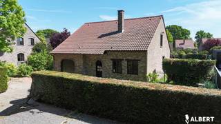 Op zoek naar een ruime instapklare ééngezinswoning met tuin op een rustige locatie? Deze woning met bewoonbare opp. van 266m² (bron EPC) is gelegen in Diepenbeek, op een mooi zuidgericht perceel van 788m² met grote tuin. Het bijgebouw biedt ook veel mogelijkheden voor hobbyisten, of als plaats voor een mobilhome.<br />De woning ligt vlakbij al de verbindingswegen naar Diepenbeek centrum, Genk of Hasselt. Met in de nabije omgeving sportmogelijkheden, openbaar vervoer en scholen.<br />Indeling:<br />* Kelder (41m²)<br /><br />* Gelijkvloers:<br />Inkomhal<br />Toilet<br />Bureau<br />Woonkamer (36m²)<br />Keuken <br />Wasplaats/Berging<br />Slaapkamer 1 (14m²)<br />Badkamer<br />Inpandige garage <br /><br />Bijgebouw (38m²) met veel mogelijkheden (incl. werkput) en hoge deuren (2.80m)!<br /><br />* Eerste verdieping:<br />Nachthal<br />4 Ruime slaapkamers (18m², 18m², 14m², 14m²)<br />Hobbykamer/Bureau (17m²) met toegang tot zolderberging<br /><br />* Bijzonderheden:<br />Ruime woning met enorm veel potentieel<br />Omheinde zuidgerichte tuin<br /><br />*EPC-C : Energiezuinige woning zonder renovatieplicht!<br /><br />Wens je meer informatie over dit unieke pand of graag een bezoek inplannen? Contacteer Nathalie 0477 493871 of nathalie.poelmans@albert.immo of bezoek onze website albert.immo.<br />Bij Albert kom je thuis!