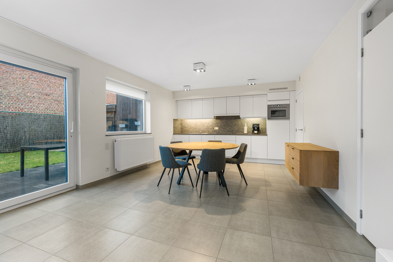 Roeselare-Centrum – UNIEK woonconcept gelijkvloers appartement met tuin, terras &amp; garage in hippe wijk OVERSTATIE - foto 5