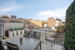 Cet appartement triplex à Louvain séduit par ses volumes, sa disposition pratique et sa situation à distance de marche du centre. Vous profitez...