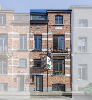 <p>Deze charmante stadswoning onderscheidt zich door haar karaktervolle uitstraling, ruime indeling en veelzijdigheid. Dankzij de verschillende verdiepingen en polyvalente ruimtes biedt ze tal van mogelijkheden om de woning volledig naar eigen smaak en behoeften in te richten.</p><p>Op het gelijkvloers bevinden zich twee polyvalente ruimtes, een douchekamer en een praktische wasberging. Deze ruimtes kunnen naar wens worden ingericht als bureau, hobbyruimte, extra slaapkamer of bergruimte. Daarnaast beschikt de woning over een gezellig stadstuintje, waar het heerlijk vertoeven is op zonnige dagen.<br />De eerste verdieping omvat een ruime open zone die zich uitstrekt over de volledige diepte van de woning. Deze verdieping biedt heel wat potentieel en kan worden ingericht als extra leefruimte, speelkamer, bureau of bijkomende slaapkamers.<br />Op de tweede verdieping bevinden zich de lichtrijke leefruimte en de ingerichte keuken en is er aan de voorzijde een klein terras.<br />De bovenste verdieping omvat twee slaapkamers en een badkamer. Daarnaast beschikt de woning over een zolderkamer, momenteel ingericht als bureauruimte.</p><p>Met haar authentieke charme, praktische indeling en flexibele ruimtes vormt deze woning een interessante opportuniteit voor wie op zoek is naar een karaktervolle thuis met ruimte om eigen woonideeën te realiseren.</p><p>Omgeving:<br />- Binnen wandelafstand: station Jette en meerdere bus- en tramhaltes, parken, scholen, supermarkten, handelszaken, banken en horecagelegenheden, postkantoor, muziekschool, culturele centra (Galerie 34zero, Ploef...), bossen (Dielegembos, Laarbeekbos, Poelbos), Spiegelplein ...<br />- 5 a 15 minuten met auto of openbaar vervoer: ring van Brussel met autosnelweg naar Gent, Universitair Ziekenhuis Jette, Brugmannziekenhuis</p><p>Interesse in deze charmante stadswoning? Plan vandaag nog uw bezoek via de website van Living Stone en ontdek zelf de vele mogelijkheden!</p>