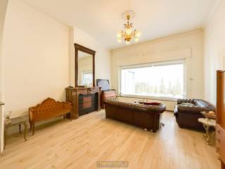 <strong>KARAKTERVOL HERENHUIS</strong> met <strong>GROOT BRUIKBAAR OPPERVLAK (283M²)</strong> en <strong>STADSTUIN</strong> in hartje Ronse. Deze charmante eigendom combineert <strong>AUTHENTIEKE ELEMENTEN MET EEN ZEE AAN RUIMTE</strong>, ideaal voor gezinnen of wie <strong>WONEN EN WERKEN</strong> wil combineren. Bij binnenkomst onthult de majestueuze inkomhal <strong>HOGE PLAFONDS</strong> en originele details die meteen indruk maken. De lichtrijke leefruimte sluit naadloos aan op een aparte, volledig ingerichte keuken <strong>MET ONTBIJTHOEK</strong>. Boven zijn <strong>ER VIER VOLWAARDIGE SLAAPKAMERS, EEN PRAKTISCHE DRESSING, BUREAURUIMTE</strong> en verzorgde badkamer met ligbad. De ruime zolder biedt <strong>UITBREIDINGSPOTENTIEEL VOOR EXTRA KAMER(S)</strong>. Bovendien is er voldoende bergruimte door de <strong>GROTE KELDER (65M²).</strong> Gelegen op een perceel van <strong>230 M² MET EPC-LABEL D (GEEN RENOVATIEVERPLICHTING) EN ASBESTVEILIG</strong>. Op wandelafstand van de Grote Markt, station en winkels, dit herenhuis verenigt <strong>RUIMTE, STIJL EN EEN TOPLIGGING IN HET BRUISENDE CENTRUM VAN RONSE.</strong><br /><br />Adres: Zuidstraat 36 te Ronse<br /><br />Geen renovatieplicht, P-score: A, G-score: A