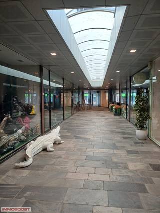 tiIn de <strong>vernieuwde</strong> gaanderij Vapole (Statielei 26) bieden wij u dit extreem <strong>interessant polyvalent pand </strong>van ca. 50m² aan tegen super <strong>scherpe voorwaarden.</strong> <br />Wees er snel bij want<strong> géén leegstand </strong>hier !!! Statielei = dé winkelstraat van Mortsel !<br />Wél hippe en succesvolle ondernemers aanwezig (nu reeds daar gevestigd : horeca, beauty, parkeerwinkel Streeteo, Léa & Thea, autorijschool, hondenkapsalon, vintage) <br />Heb je vragen of interesse, neem contact op met ons op 0476 602 801 (Tim)
