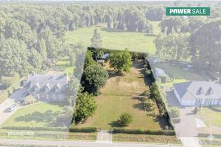Mooie grote villagrond van 2445m², met een straatbreedte van 30 meter. Vooraan gelegen in woongebied met landelijk karakter, achteraan in...