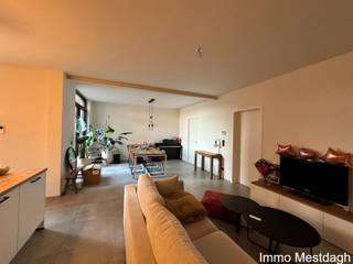 <p><strong>Prachtig modern appartement met terras en parking – Hartje Diest</strong></p>
<p><strong>Bent u op zoek naar een instapklaar, recent appartement dat de charme van de stad combineert met alle moderne comfort? Dit lichtrijke appartement op de eerste verdieping van een karaktervol gebouw biedt u alles wat u nodig heeft.</strong></p>
<ul>
<li><strong>Toplocatie:</strong> Gelegen in één van de hoofdwinkelstraten van Diest, op wandelafstand van winkels, gezellige terrasjes en de Grote Markt.</li>
<li><strong>Modern Comfort:</strong> Een recent gebouw voorzien van een lift en hoogwaardige afwerking.</li>
<li><strong>Buitenruimte & Parking:</strong> Geniet van een eigen terras en de luxe van een privé autostaanplaats en gemeenschappelijke fietsberging in het centrum.</li>
</ul>
<p>Het appartement is doordacht ingedeeld voor een optimaal ruimtegevoel:</p>
<ul>
<li><strong>Leefruimte:</strong> Ruime, lichtrijke woonkamer met een moderne <strong>open keuken inclusief kookeiland</strong> (ideaal voor wie van koken en sociaal contact houdt).</li>
<li><strong>Slaapgedeelten:</strong> 2 volwaardige slaapkamers.</li>
<li><strong>Sanitair:</strong> Badkamer voorzien van alle comfort en toilet.</li>
<li><strong>Extra opbergruimte:</strong> Een ruime praktische berging in het appartement zelf, plus een <strong>privékelder</strong> voor extra stockage.</li>
<li><strong>Buiten:</strong> Een aangenaam terras om tot rust te komen.</li>
</ul>