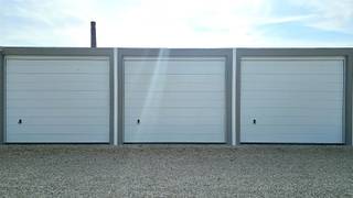 Ruime, recent gebouwde garage op verzorgd terrein. De garage heeft een mooie hoogte en diepte en is voorzien van een automatische sectionale...