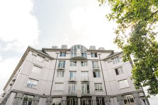 <p><strong>For Rent: 540 m² Offices in Saint-Gilles</strong></p>
<p>Dillens offers 540 m² of office space in a building complex situated around a peaceful inner garden. This office space is part of a larger development that includes the Résidence La Source flathotel, a 4-star Hilton Garden Inn hotel, apartments, and offices. The offices are located on the second floor and are accessible via 40 Munthofstraat. The building also includes an underground car park with 68 parking spaces.</p>
<p>The Dillens complex is located in the heart of Brussels, just steps away from Avenue Louise and near the Palais de Justice. It provides easy access to the international airport, the Brussels-South TGV station, and major roadways (Ghent–Antwerp–Amsterdam–Leuven–Paris). The proximity of restaurants and shops is a major advantage.</p>
<p><strong>Mobility</strong></p>
<blockquote>
<p>Car: 180 m from the Inner Ring / 650 m from Barrière de Saint-Gilles<br />Cambio: 400 m – Parvis station<br />Bicycle: 3 regional cycling routes pass by the building, including the route to Brussels-South/Midi station<br />Villo!: 270 m – station 39 Munthof<br />280 m – station 74 Loix Square<br />Metro: 140 m – Munthof station<br />Bus: 230 m – Munthof stop<br />400 m – Porte de Hal stop<br />Train: 1 km – Brussels-South/Midi station</p>
</blockquote>