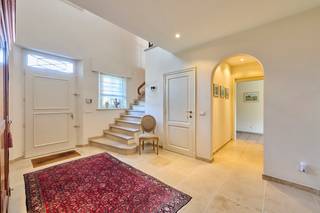 <p><strong>Exclusieve villa met bijgebouwen op 6.660m² grond in Arendonk</strong></p>
<p>Aan de rand van het gezellige dorp Arendonk, op een prachtig perceel van 6.660m², bevindt zich deze subliem afgewerkte villa met luxueuze uitstraling en twee ruime bijgebouwen. De locatie biedt een vlotte verbinding met de E34 (Antwerpen – Eindhoven), alsook tot het centrum van Arendonk.</p>
<p>Indeling & leefruimtes:</p>
<p>Via de royale inkomhal met imposante marmeren trap en vestiaire betreedt u deze stijlvolle woning. De ruime woonkamer met parketvloer en open haard ademt warmte en klasse uit, en biedt dankzij het grote raampartij een prachtig zicht op de verzorgde tuin. Aansluitend bevindt zich de gezellige tuinkamer, eveneens met tuinzicht, en een ingericht bureel – ideaal voor wie thuis werkt.</p>
<p>De volledig ingerichte leefkeuken met ontbijthoek is voorzien van alle comfort en grenst aan een afsluitbaar overdekt terras. Verder vindt u op het gelijkvloers een achterinkom met vaste kasten, ingerichte wasplaats met douche, koele berging en een inpandige dubbele garage met automatische poorten en veel opbergruimte.</p>
<p>Verdieping:</p>
<p>De verdieping biedt twee royale slaapkamers, waaronder een master bedroom met ingerichte dressing en eigen badkamer met bubbelbad, dubbele wastafel, douche en een apart toilet. Daarnaast is er een tweede badkamer met douche, wastafel en toilet. De ruime overloop geeft toegang tot twee zolderkamers die eenvoudig kunnen worden omgevormd tot extra slaapkamers of hobbyruimtes. Via een vlizotrap bereikt u nog een praktische bergzolder.</p>
<p>Bijgebouwen & buitenruimte:</p>
<p>Achter de woning bevinden zich twee kwaliteitsvolle bijgebouwen:</p>
<ul>
<li>Een eerste gebouw van ca. 75 m², opgedeeld in een garage, werkplaats/tuinberging, toilet en open zolder.</li>
<li>Een tweede gebouw van ca. 52 m² met grote automatische poort – perfect voor extra voertuigen of opslag.</li>
</ul>
<p>De fraai aangelegde en volledig omheinde tuin biedt een zee van ruimte en privacy, ideaal voor dierenliefhebbers of wie graag buiten leeft.</p>
<p></p>
<p><strong>Samenvattend</strong></p>
<p>Deze eigendom combineert <strong>ruimte, luxe en functionaliteit</strong> op een unieke locatie in Arendonk. Perfect voor wie houdt van <strong>comfortabel wonen in een groene, rustige omgeving</strong>, met alle faciliteiten binnen handbereik.</p>
<p></p>
<p>Algemeen:</p>
<ul>
<li>Bouwjaar 2001 – architect Michel Rutten;</li>
<li>Grondoppervlakte: 6.660m²; mogelijkheid tot het bijkopen van 3.667m²</li>
<li>Eigen watervoorziening;</li>
<li>Zuid gerichte tuin en terras van 50m² in arduin;</li>
<li>Automatische beregeningsinstallatie;</li>
<li>Airco op 1 slaapkamer;</li>
<li>Overal elektrisch bediende rolluiken aanwezig;</li>
<li>Elektrische vloerverwarming;</li>
<li>…</li>
</ul>