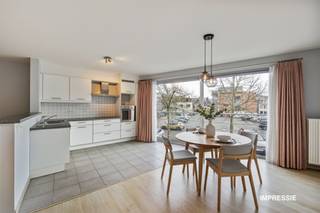 <p><span>Lichtrijk Appartement met 2 Slaapkamers en Terras in het Hart van Kontich</span></p><p><span>In een kleinschalig appartementsgebouw uit 2006, gelegen op het Sint-Jansplein in Kontich, vindt u dit instapklaar en lichtrijk appartement op de eerste verdieping. Dankzij de centrale ligging geniet u van een uitstekende bereikbaarheid en bevindt u zich op wandelafstand van winkels, scholen en openbaar vervoer.</span></p><p><span> </span></p><p><span>Het appartement is vlot bereikbaar via trap of lift. U komt binnen in de inkomhal die alle ruimtes met elkaar verbindt. De ruime living met open keuken vormt het hart van de woning. Dankzij de grote raampartijen baadt deze leefruimte in het licht en geniet u van een open en luchtig gevoel. De keuken is volledig ingericht en voorzien van alle hedendaags comfort.</span></p><p><span> </span></p><p><span>Achteraan bevinden zich 2 slaapkamers van respectievelijk 12 m² en 8 m². De grootste slaapkamer biedt toegang tot een gezellig terrasje. De badkamer beschikt over een lavabomeubel en een douchecabine. Daarnaast is er een apart toilet en een praktische berging/technische ruimte met aansluiting voor wasmachine en droogkast.</span></p><p><span> </span></p><p><span>Extra opbergruimte vindt u in de privatieve kelderberging.</span></p><p><span> </span></p><p><span>Ligging</span></p><p><span>Het appartement is uiterst centraal gelegen op het gezellige Sint-Jansplein, vlak bij het centrum van Kontich. U woont hier rustig, maar toch met alles binnen handbereik: winkels, scholen, openbaar vervoer en belangrijke invalswegen zoals de E19 bevinden zich op korte afstand.</span></p><p><span> </span></p><p><span>Het Sint-Jansplein wordt binnenkort grondig vernieuwd, met veel aandacht voor extra groen en een aangenamere publieke ruimte. In de foto’s ziet u alvast een impressie van hoe het plein er in de toekomst zal uitzien. Deze heraanleg zal de buurt aanzienlijk opwaarderen, wat ook een positieve impact kan hebben op de waarde van uw appartement in de toekomst.</span></p><p><span> </span></p><p><span>TROEVEN</span></p><p><span>+ Lichtrijke leefruimte met grote raampartijen</span></p><p><span>+ Twee slaapkamers, waarvan één met terrasje</span></p><p><span>+ Elektriciteit conform AREI</span></p><p><span>+ Aparte nutsvoorzieningen (water, elektriciteit en gas)</span></p><p><span>+ Cv op aardgas met individuele ketel</span></p><p><span>+ Kelderberging inbegrepen</span></p><p><span> </span></p><p><span> </span></p>