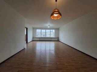 Op de Groenendaallaan 97 te 2170 Merksem, op de tweede verdieping, bevindt zich dit ruime appartement van 100 m² met twee slaapkamers, ideaal voor...