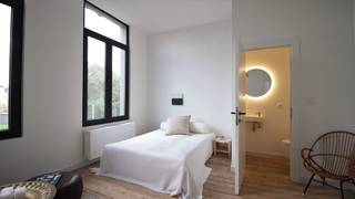 Op een steenworp van Park Spoor Noord alsook de toekomstige hippe Slachthuissite vinden we in een kleinschalig en statig gebouw twee pas gerenoveerde studentenkamer terug. <br />Al van bij de inkomhal van het gebouw word je omver geblazen door de prachtige mozaïek vloer , historische sierlijsten alsook prachtige trap.<br /><br />Deze studentenkamer bevindt zich op de tweede verdieping aan de voorzijde van het gebouw. Ze kijkt uit over twee gerestaureerde authentieke watertorens.<br />De studentenkamer geniet een oppervlakte van 16m² en beschikt over een parketvloer en geniet van een privatief toilet met handenwasser in de kamer.<br /><br />Deze studentenkamer geniet samen met één andere studentenkamer van volgende gemene delen:<br />Op de 1ste verdieping: een gemeenschappelijke leefkeuken voorzien van alle toestellen (kookplaat, dampkap, oven en koelkast) en eetgedeelte.<br />Op de 2de verdieping een gemeenschappelijke badkamer op tegel voorzien van inloopdouche, toilet en dubbele wastafel met spiegel en verlichting alsook de aansluiting voor wasmachine en droogkast en wc.<br /><br />(Meubels zijn ter illiustratie) <br /><br />Pluspunten:<br />- stijlvolle totaalrenovatie<br />- Eigen privé toilet<br />- stijlvol gebouw<br />- authentieke elementen<br />- openbaar vervoer voor de deur<br /><br />Heeft dit leuke, lichte en stijlvolle studentenkamer uw interesse gewekt? Vraag dan een bezoek ter plaatsen via info@vbvastgoed.be